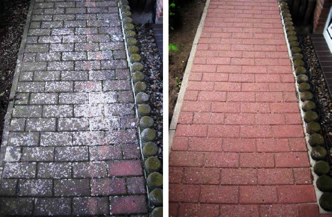 Gepflasterter Gehweg vor und nach der Reinigung — links vermoost, rechts klar gereinigt